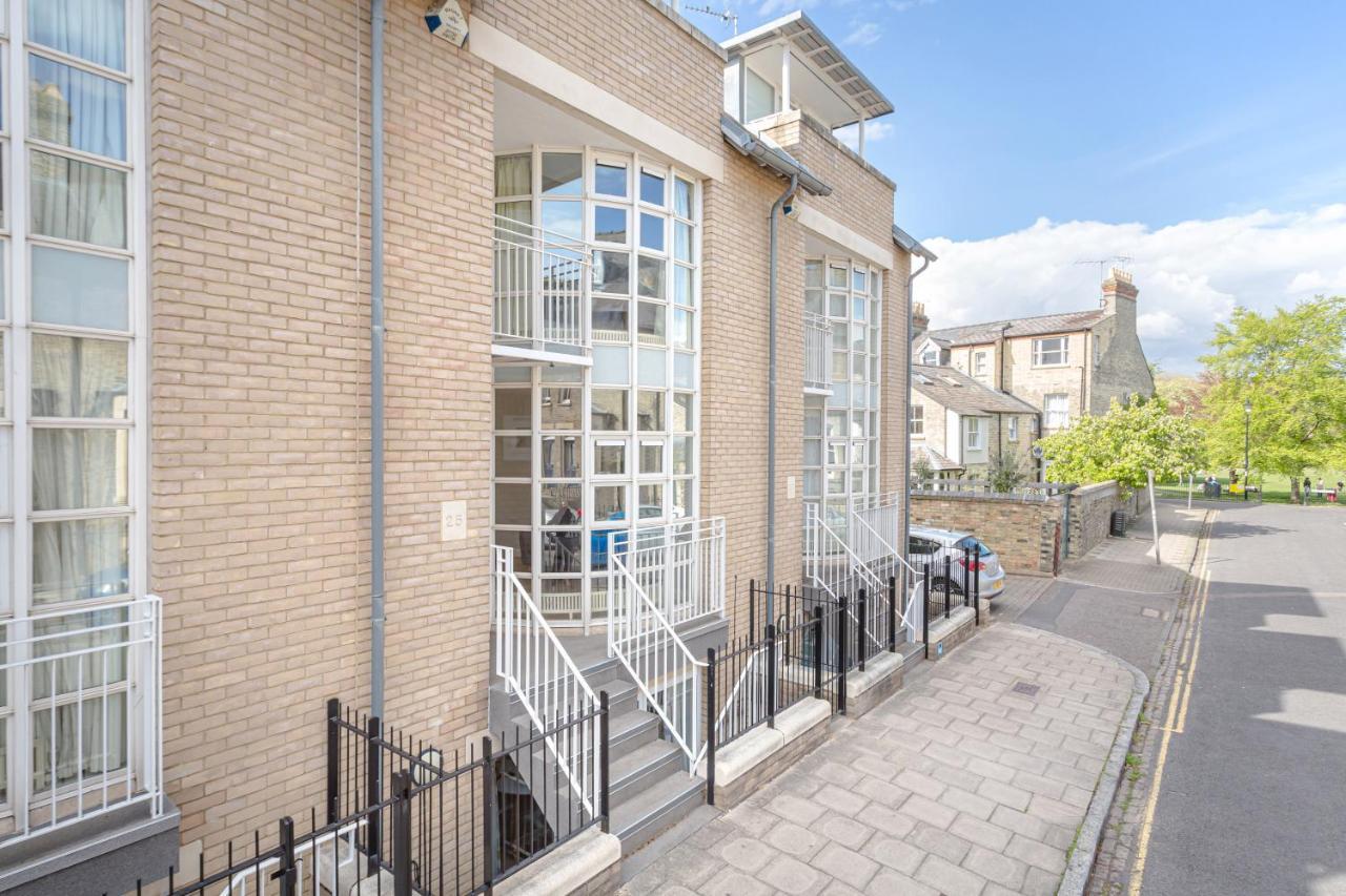 3 Bedroom Jesus Green Townhouse With Parking CBG エクステリア 写真